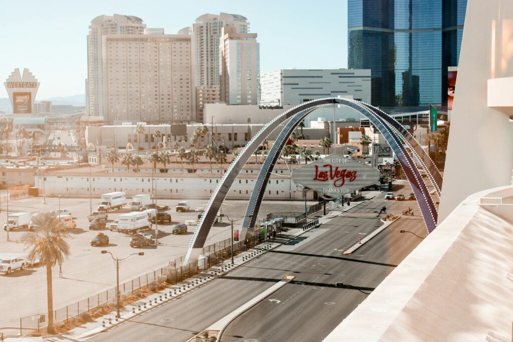 An infographic comparing average towing prices in Las Vegas — cheap vs expensive towing Las Vegas