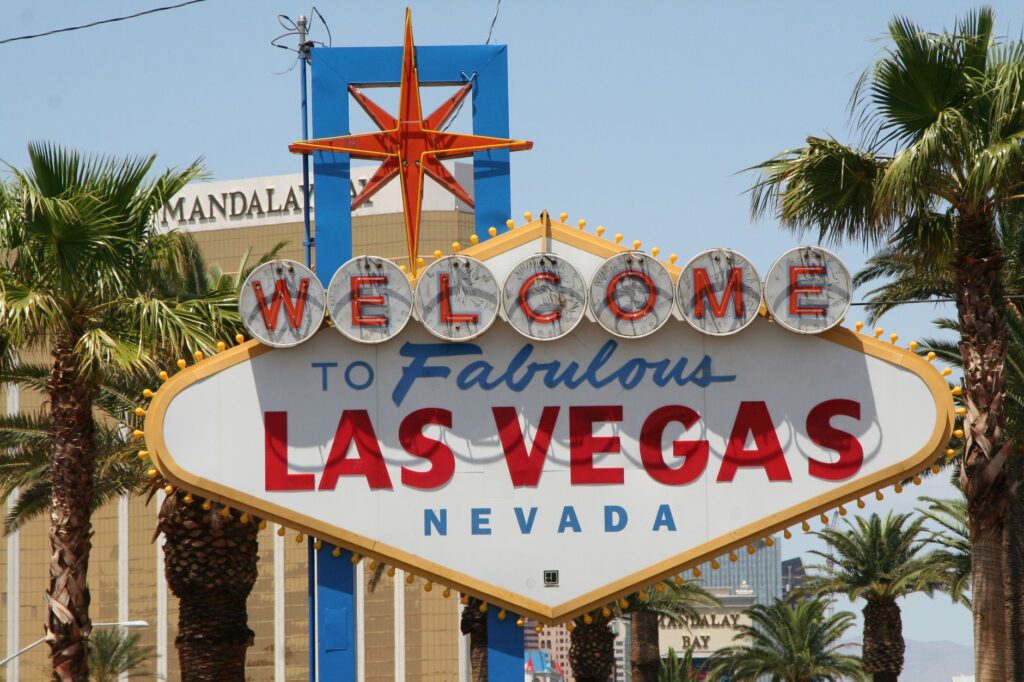A graphic comparing average towing costs in Las Vegas. — cheap towing services Las Vegas