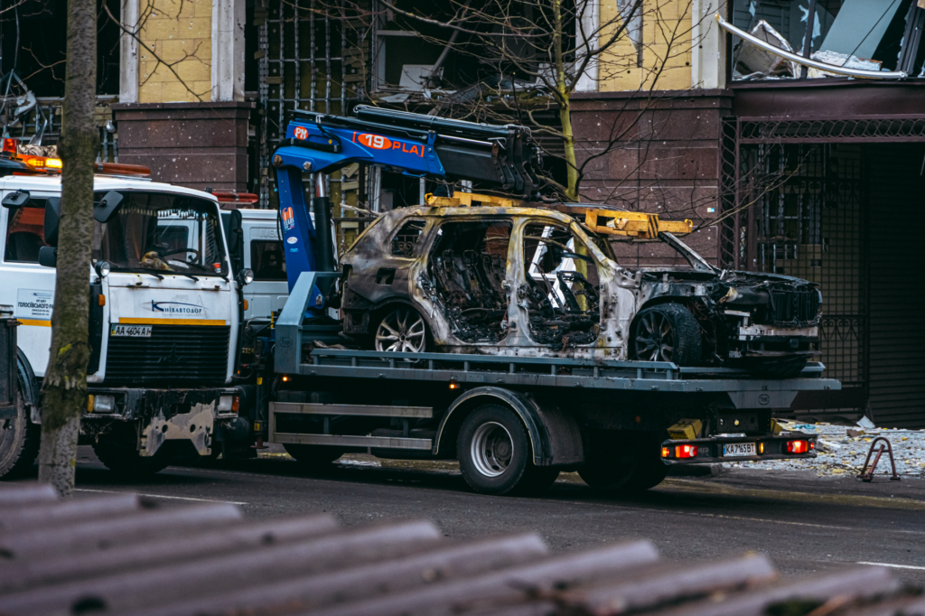 An infographic comparing response times between local and national towing services. — local towing services Las Vegas
