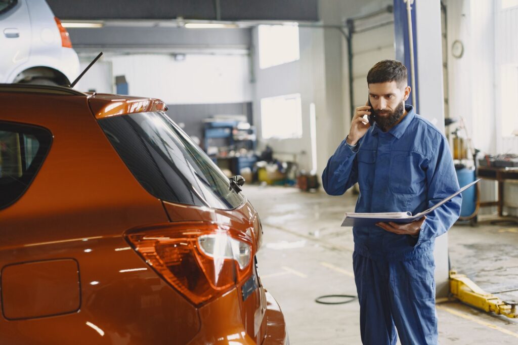 A customer reading reviews on their phone, depicting the importance of research in choosing a towing service. — cheap to…