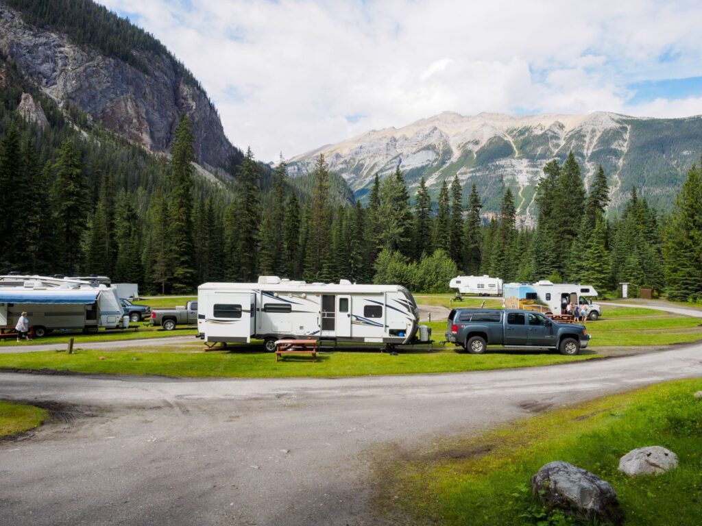 A scenic view of Las Vegas with RVs parked at a campsite — rv towing las vegas