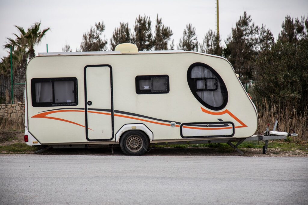 Infographic comparing local vs. long-distance RV towing costs. — cheap RV towing Las Vegas